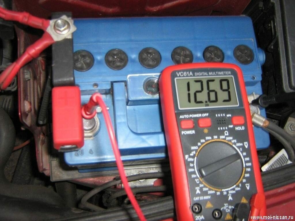 Как проверить зарядку аккумулятора. Лампа зарядки АКБ ВАЗ 2107. Мультиметр замер напряжения 12 вольт. Лампочка заряда аккумулятора ВАЗ 2107. Замерить напряжение мультиметром 12 вольт.