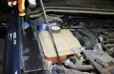 Comment retirer le réservoir de lave-glace dans la Ford Focus 2